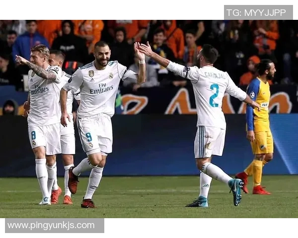 皇马战胜曼联晋级欧冠半决赛,本泽马梅开二度成全场最佳表现 皇马战胜曼联晋级欧冠半决赛,本泽马梅开二度成全场最佳表现